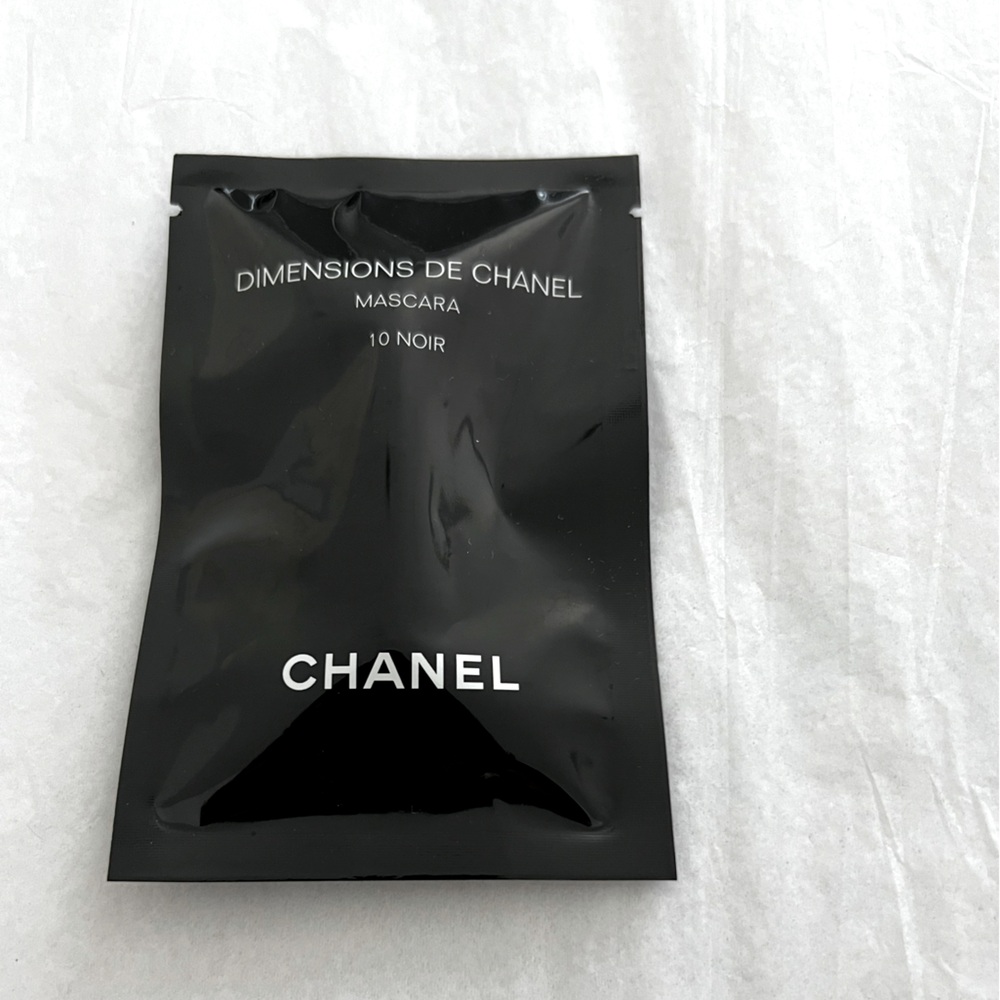 CHANEL
VOLUME AND LENGTH MASCARA
3D-PRINTED BRUSH
10 NOIR